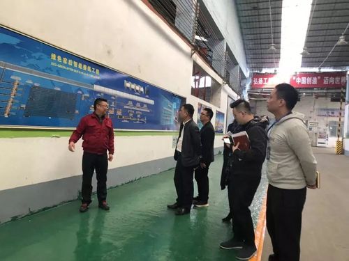 馮董在廠間為走訪團(tuán)介紹.jpg