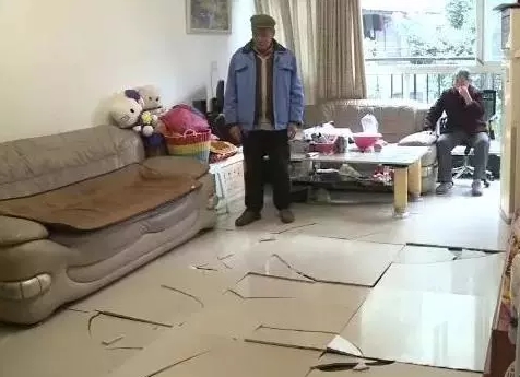 地磚突然爆裂成“蜘蛛網(wǎng)”.jpg