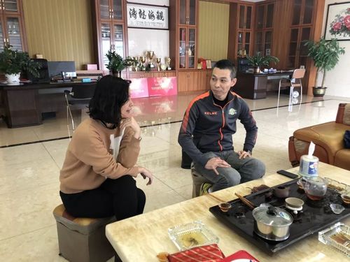 陸總與羅順玲女士交談.jpg