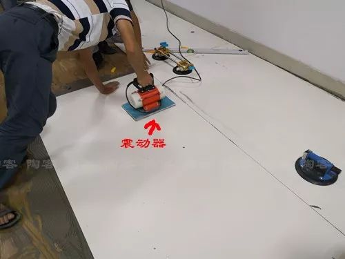 用震動器來把磚振實.jpg