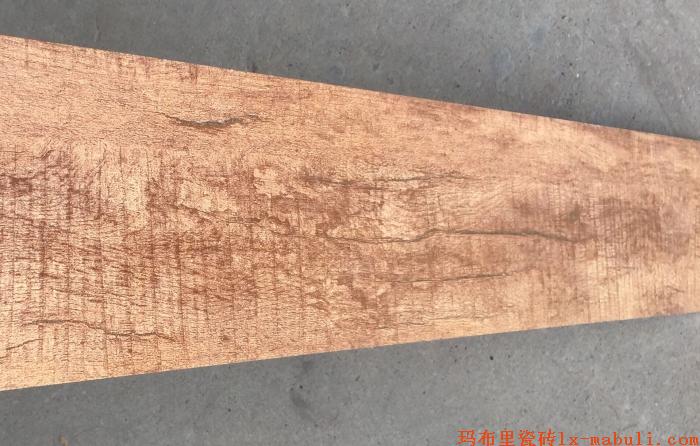 使用下陷釉工艺让瓷砖表面产生的凹凸感的纹理,可以增强产品的立体感