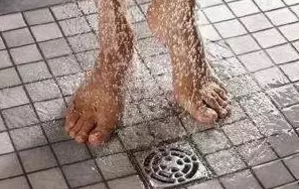卫生间地漏位置瓷砖.jpg
