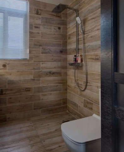 木纹砖效果图从木纹砖卫生间效果图看卫生间木纹砖应用