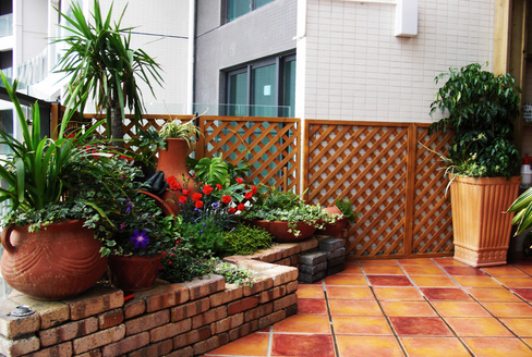 阳台,又称露台,阴台(搜狗百科:阳台).